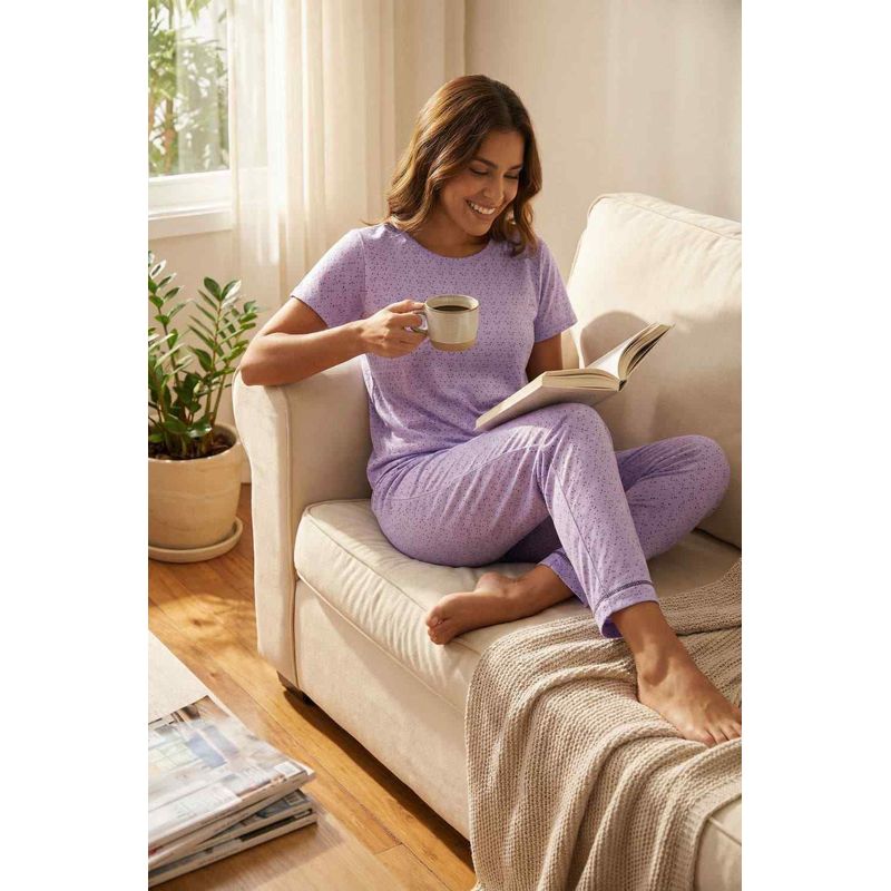 Conjunto pijama elaborada en poliester de cuello redondo