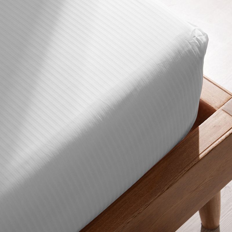 Sábana Ajustable Hotel Experiencie 250 Hilos Polialgodón Sateen Stripe Blanco