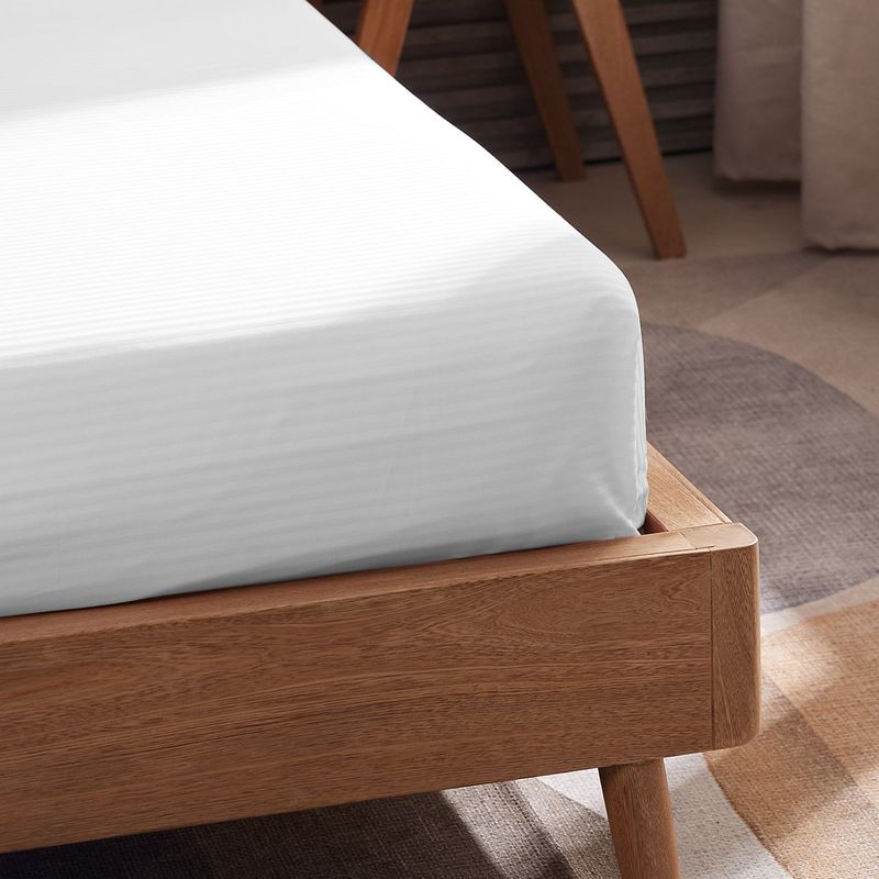 Sábana Ajustable Hotel Experiencie 250 Hilos Polialgodón Sateen Stripe Blanco