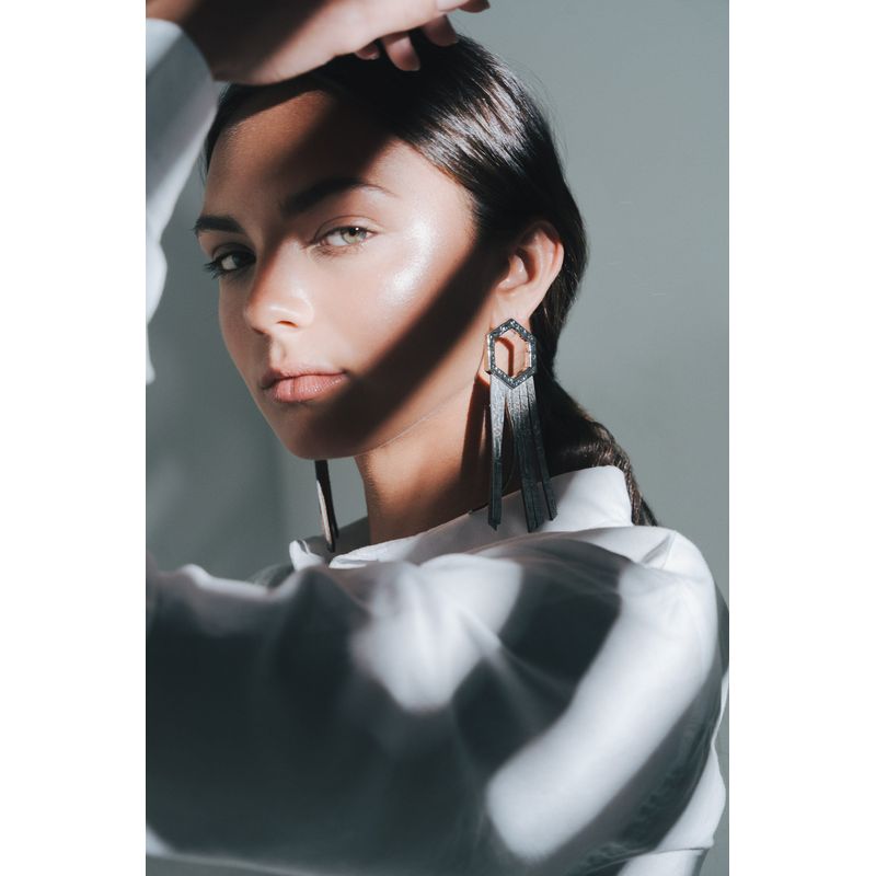 Aretes Draco en zamac y cuero folia para mujer flecos